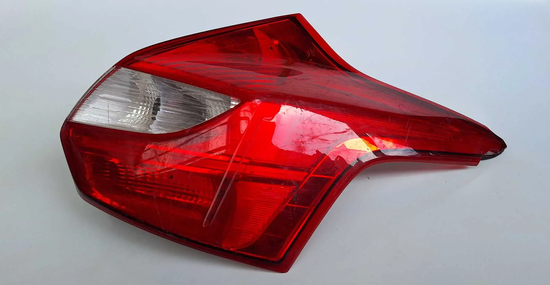 Lanterna traseira direita ford focus 2014/2019 QUEBRADA