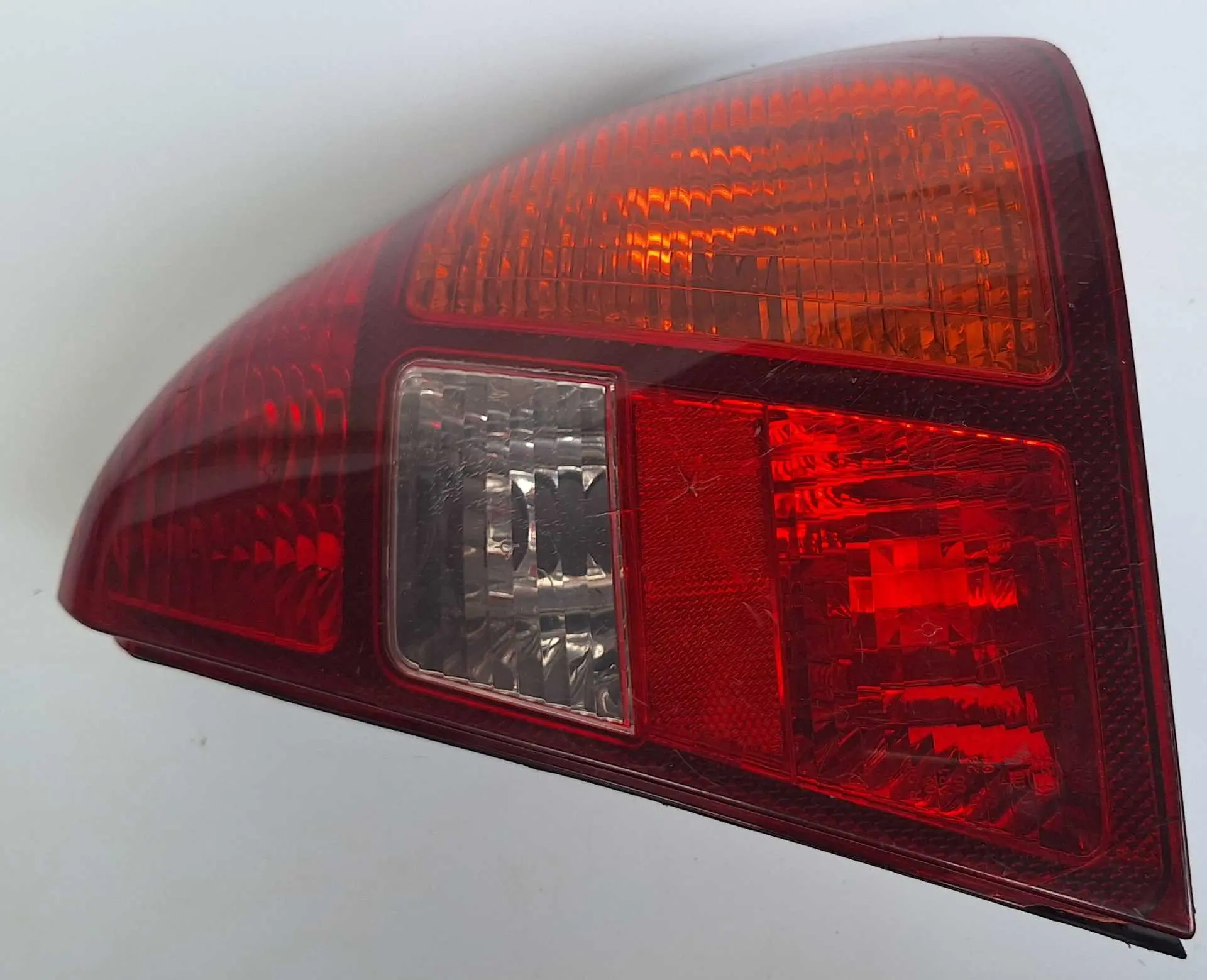 Lanterna traseira direita Clio 2003/10 com detalhe